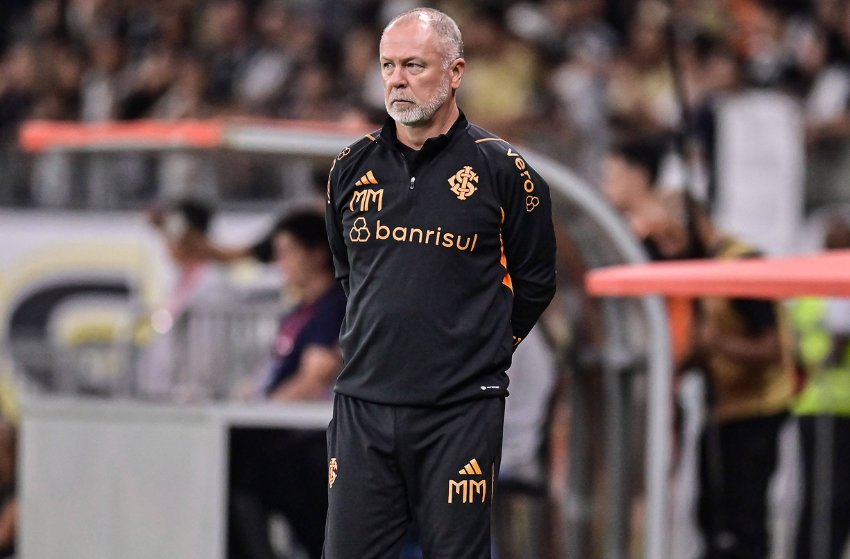 Técnico Mano Menezes deixa o Inter