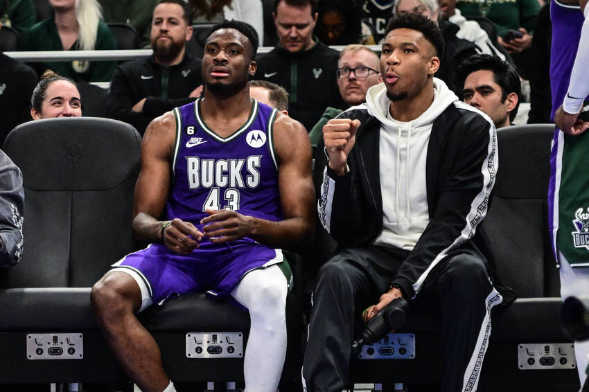 Thanasis Antetokounmpo (à esquerda), do Milwaukee Bucks, ao lado de seu irmão, Giannis Thanasis Antetokounmpo (à esquerda), do Milwaukee Bucks, ao lado de seu irmão, Giannis