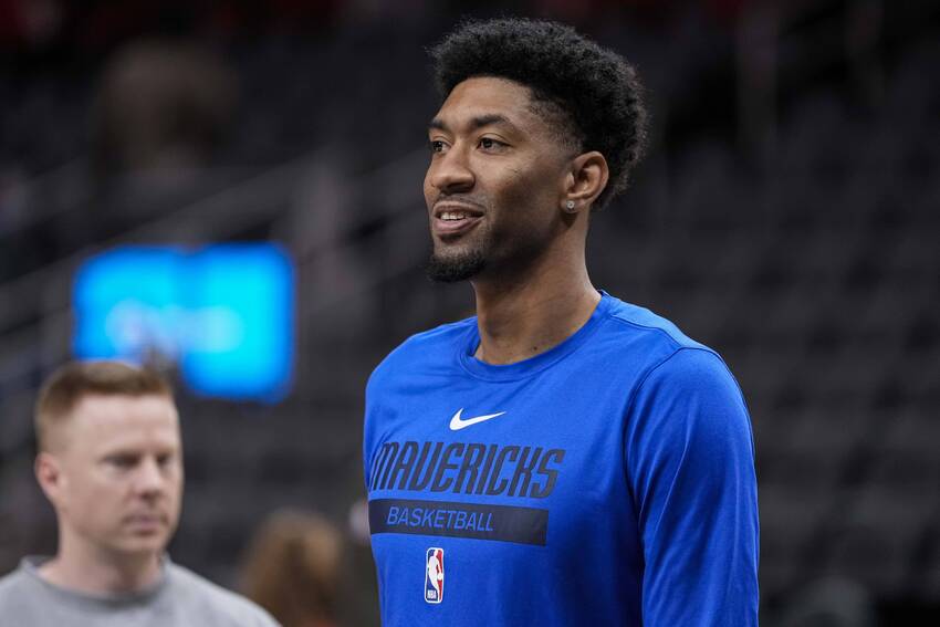 Christian Wood, com a camisa do Dallas Mavericks Christian Wood, com a camisa do Dallas Mavericks