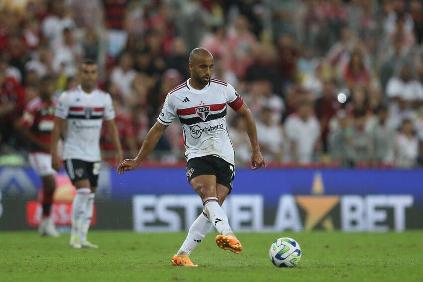 São Paulo: Lucas treina entre os titulares e deve jogar contra Corinthians