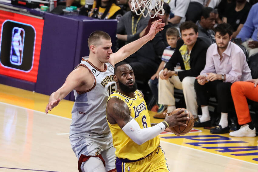 Nikola Jokic, do Denver Nuggets, e LeBron James, do Los Angeles Lakers Nikola Jokic, do Denver Nuggets, e LeBron James, do Los Angeles Lakers