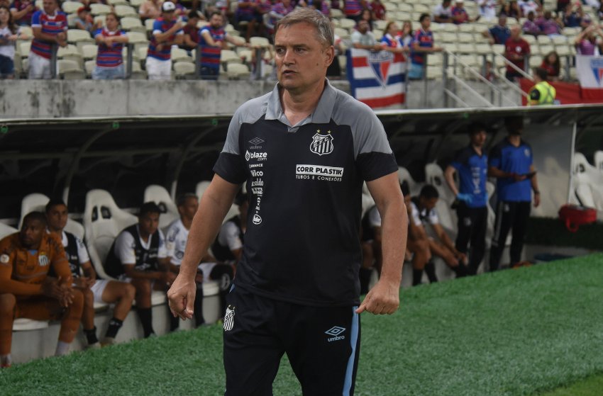 Santos anuncia saída de Diego Aguirre Santos anuncia saída de Diego Aguirre