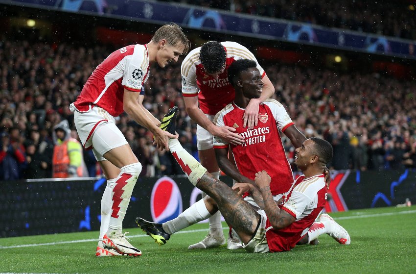 Arsenal goleia o PSV em seu retorno à Champions League