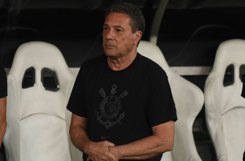 Corinthians confirma saída do técnico Vanderlei Luxemburgo