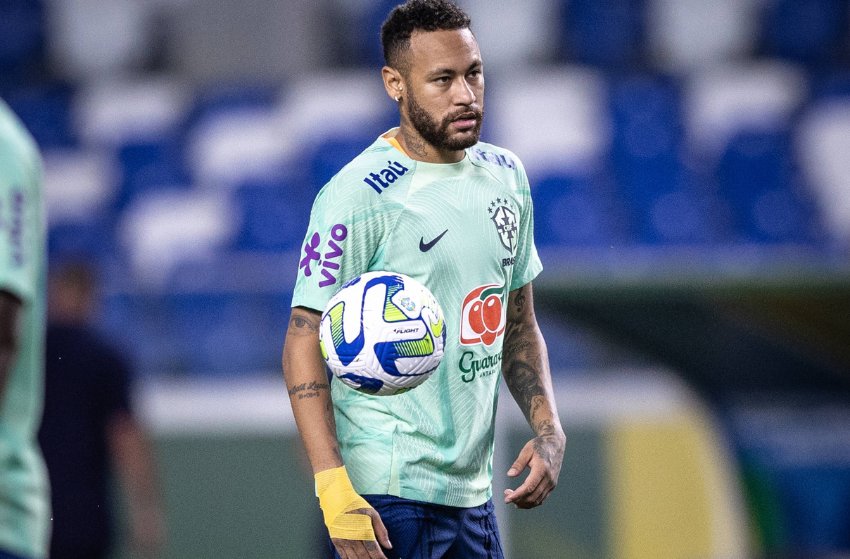 Neymar, do Brasil Neymar com proteção no punho durante o treino da Seleção