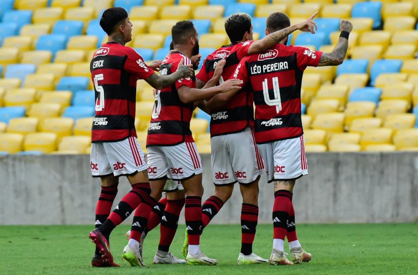 Pedro marca de pênalti, e Flamengo vence o Bahia no Brasileirão