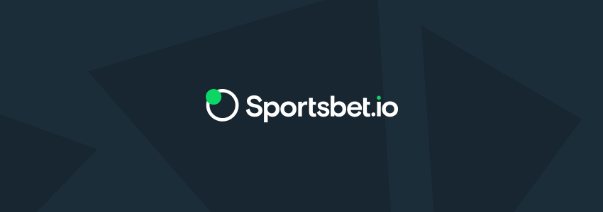 Divulgação da Sportsbet.io no SDA. A marca da casa de apostas aparece ao centro, em tons de branco e verde, contra fundo estilizado com a identidade visual do site.