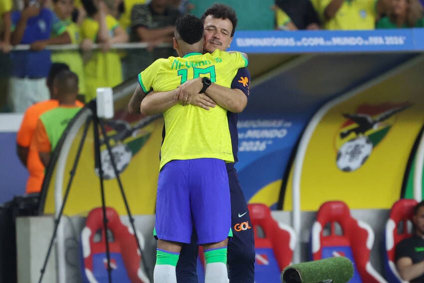 Com gol no fim, Brasil bate o Peru e lidera as Eliminatórias
