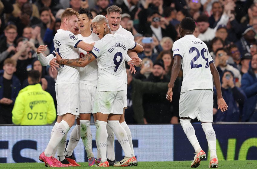 Son comemorando com Richarlison, do Tottenham Son comemorando com Richarlison, do Tottenham