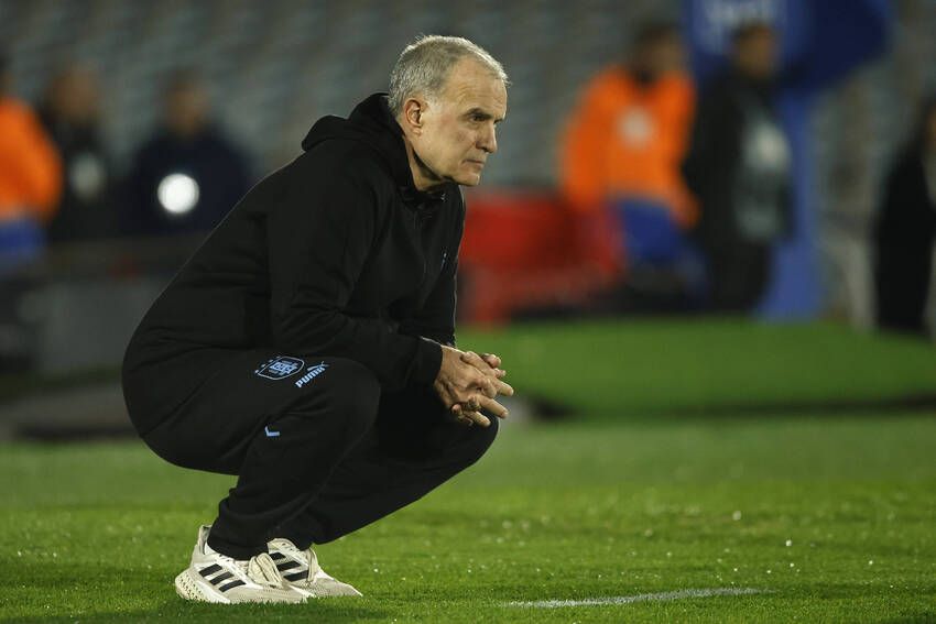 Marcelo Bielsa, do Uruguai, agachado observando o time.