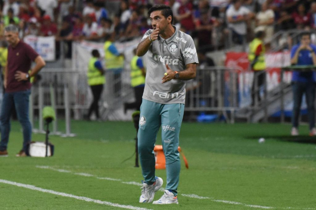Abel-Ferreira-técnico-Palmeiras-imago1037368871h Técnico Abel Ferreira dando orientação aos jogadores do Palmeiras na beira do campo