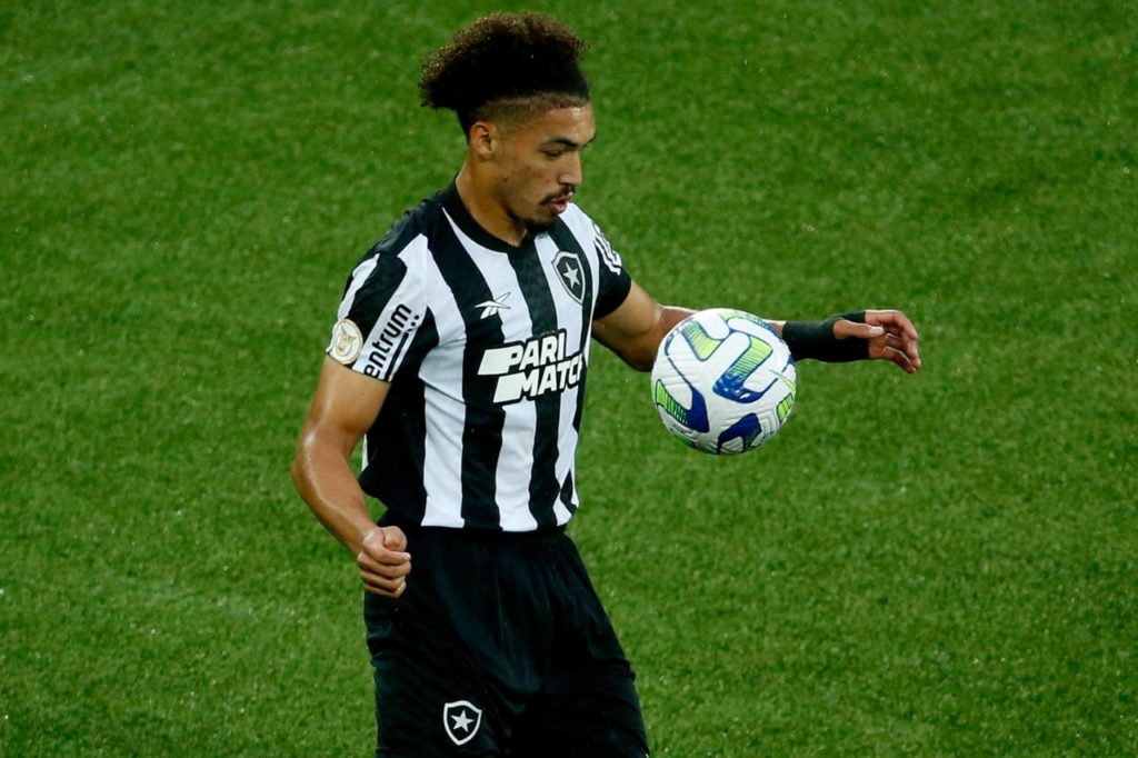 Adryelson-Botafogo-jogo-imago1033824424h Adryelson zagueiro do Botafogo com a bola dominada em jogo do Brasileirão