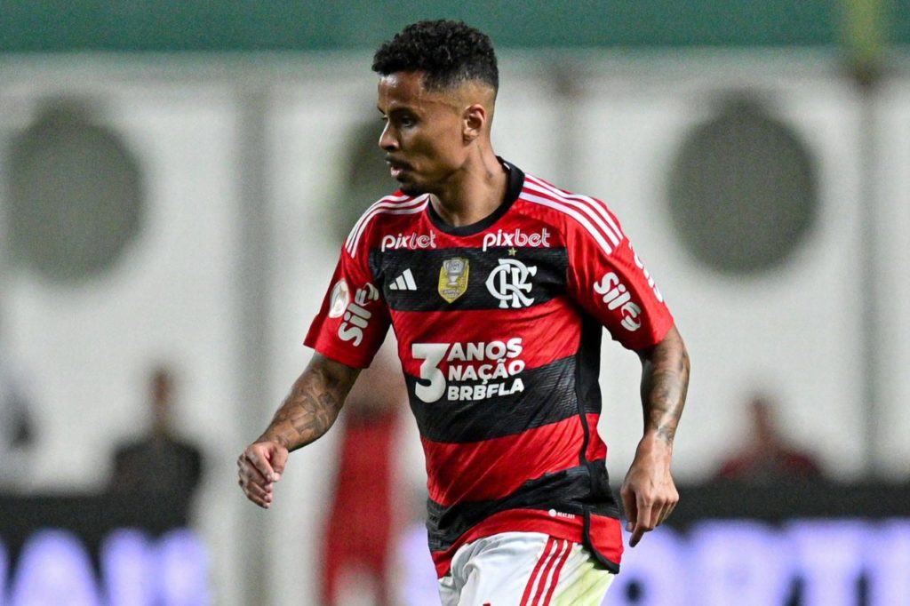 Allan-Flamengo-jogo-imago1032720813 Volante Allan em ação pelo Flamengo no Brasileirão