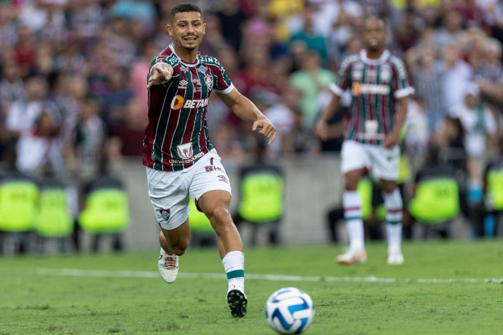 André-Fluminense-jogo-imago1036599870h Volante André em ação pelo Fluminense no Brasileirão