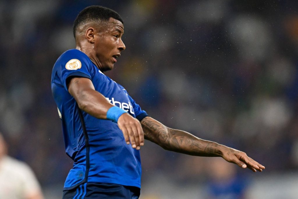 Arthur-Gomes-Cruzeiro-imago1033528262h Atacante Arthur Gomes jogando pelo Cruzeiro no Brasileirão