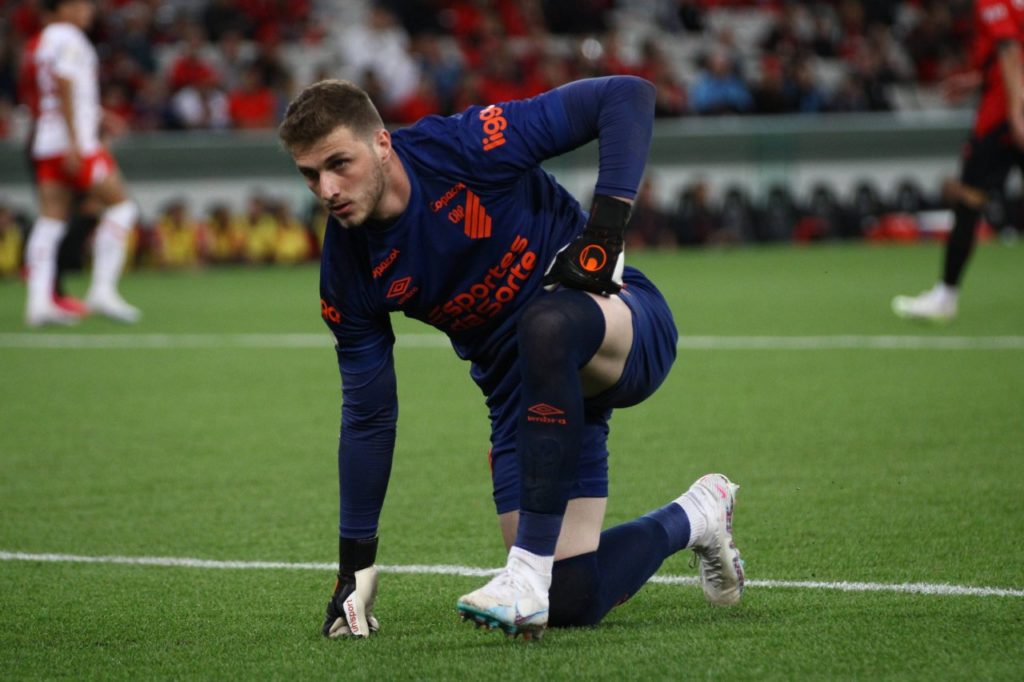 Goleiro Bento jogando pelo Athletico-PR