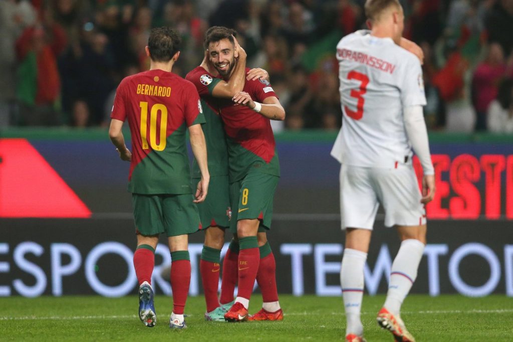 Bruno Fernandes comemorando gol na vitória do Portugal sobre a Islândia