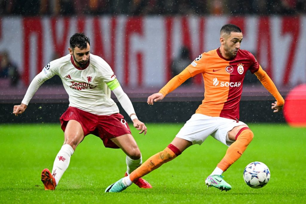Bruno-Fernandes-Ziyech-Manchester-United-Galatasaray-imago1037498149h Bruno Fernandes do Manchester United marcando Ziyech do Galatasaray em jogo da Liga dos Campeões