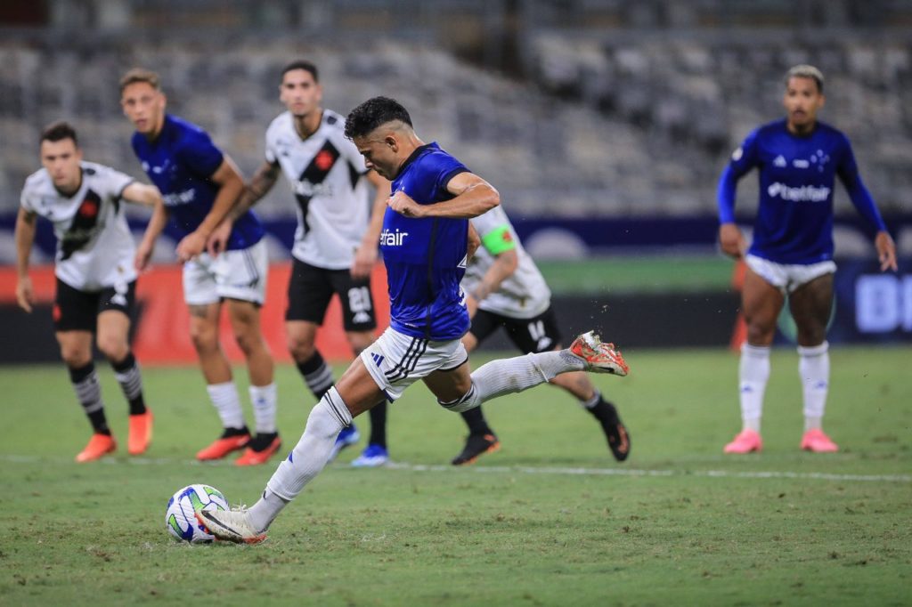 Bruno-Rodrigues-Cruzeiro-gol-imago1037201045h Bruno Rodrigues marcando gol do Cruzeiro no empate com o Vasco