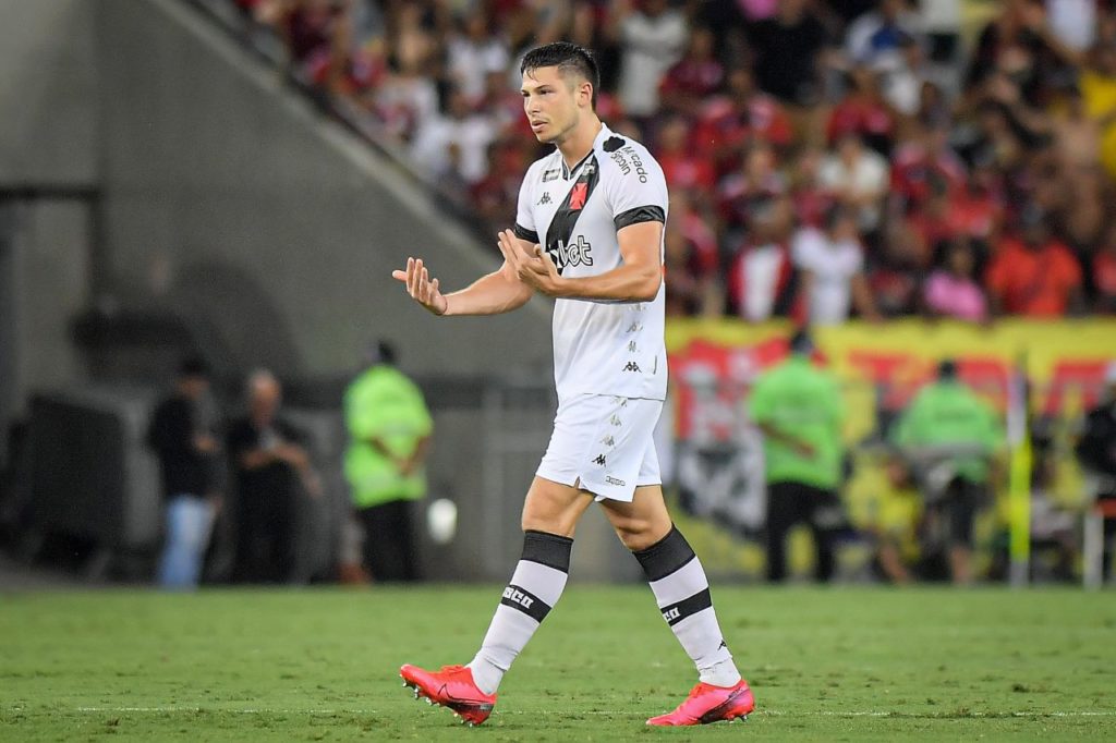 Capasso-Vasco-imago-1026130240h Zagueiro Capasso jogando pelo Vasco no Brasileirão