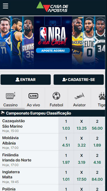 Não existe um Casa de Apostas app, mas o site da Casa de Apostas é responsivo no smartphone. Captura de tela apresenta imagem de apostas na NBA e exemplos de apostas Campeonato Europeu Classificação.