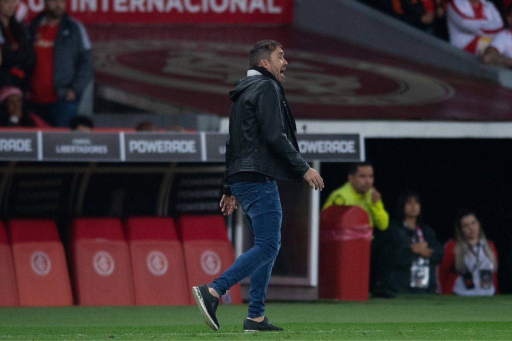 Eduardo-Coudet-técnico-Inter-imago1035151349h Técnico Eduardo Coudet orientando o time do Internacional no gramado