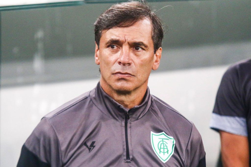 Fabian-Bustos-técnico-América-MG-demissão-imago1036204145h Técnico Fabián Bustos no banco de reservas do América Mineiro