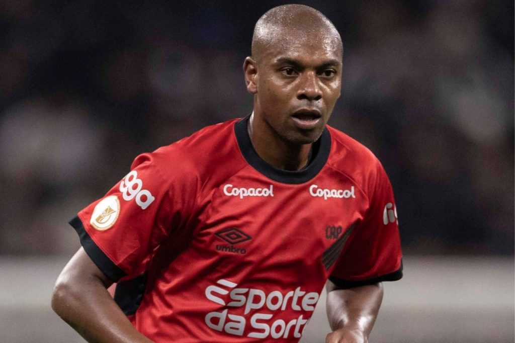 Fernandinho-Athletico-PR-renovação-imago1036497456h Volante Fernandinho jogando pelo Athletico Paranaense