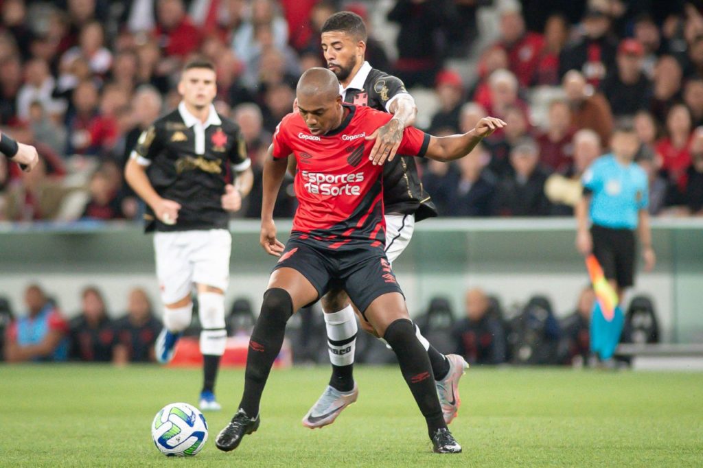 Fernandinho-Athletico-jogo-imago1037314720h Volante Fernandinho jogando pelo Athletico-PR no Brasileirão
