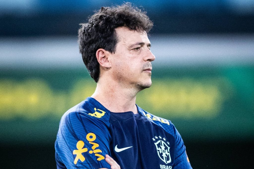 Técnico Fernando Diniz no treino da seleção brasileira