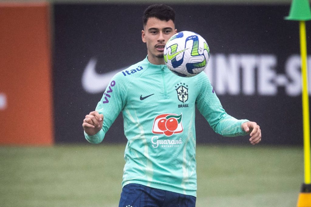 Atacante Gabriel Martinelli do Brasil no treino na Granja Comary