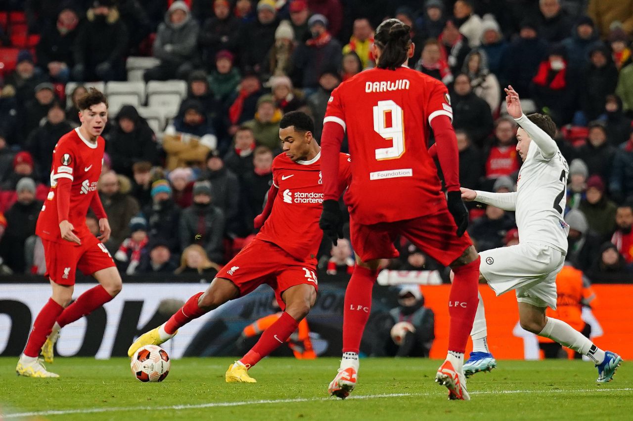 Liverpool goleia o LASK Linz e vai às oitavas da Liga Europa