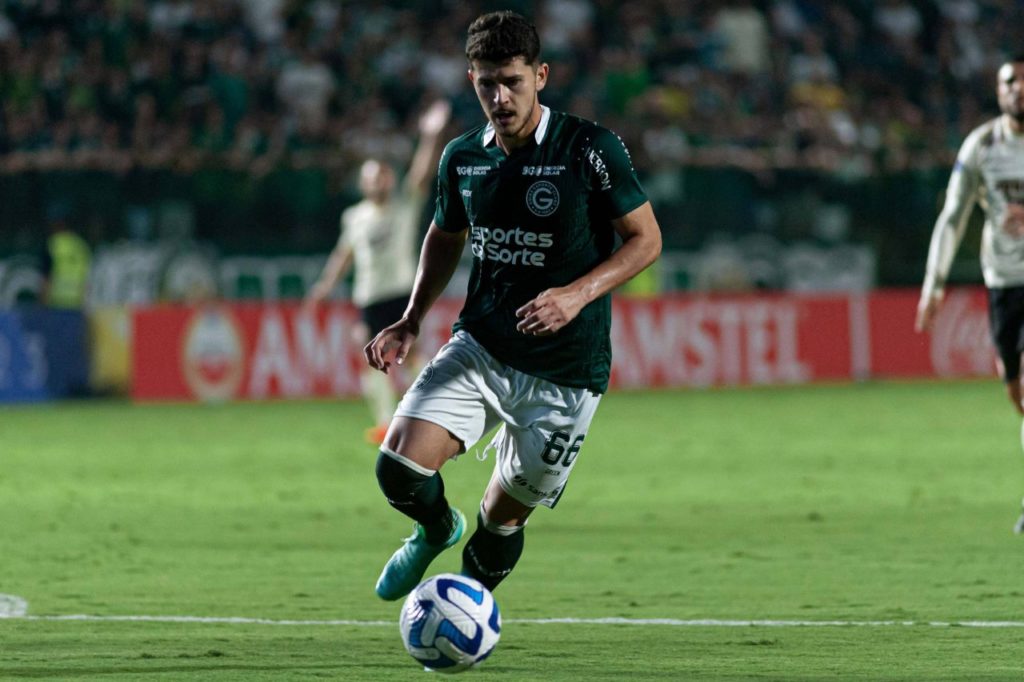 Hugo-Goiás-jogo-imago1030267265h Lateral-esquerdo Hugo em ação pelo Goiás no Brasileirão