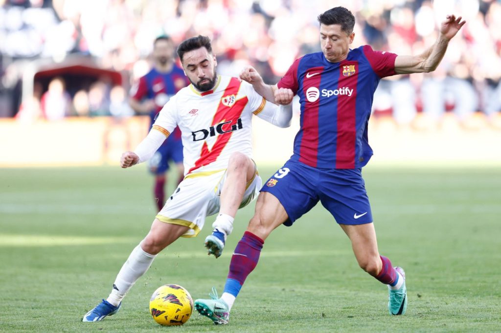Lewandowski-López-Barcelona-Rayo-Vallecano-jogo-imago1037278589h Unai López e Lewandowski em ação no jogo entre Rayo Vallecano e Barcelona pelo Espanhol