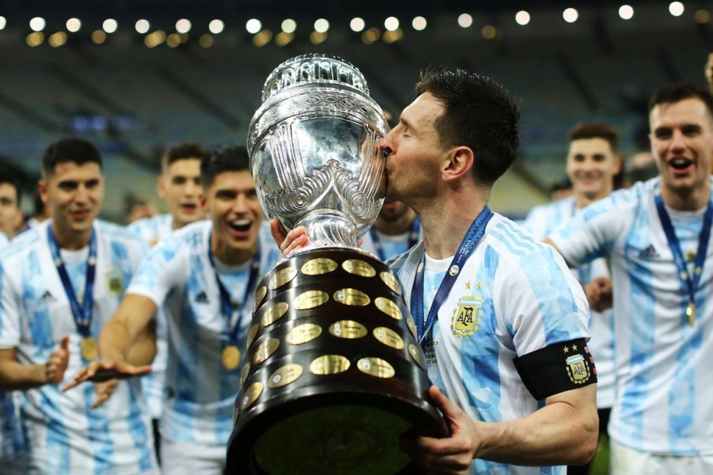 Messi beijando a taça da última Copa América conquistada pela Argentina