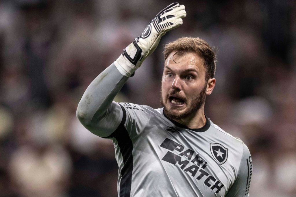 Lucas-Perri-goleiro-Botafogo-imago1034670520h Goleiro Lucas Perri em ação pelo Botafogo no Brasileirão