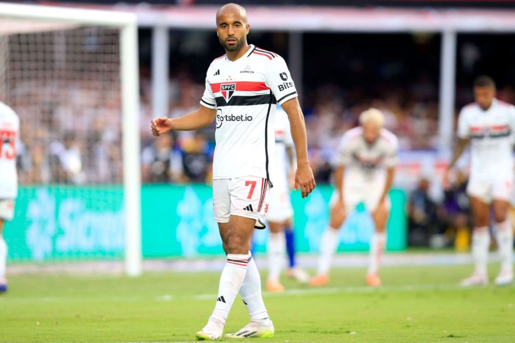 Lucas-São-Paulo-jogo-imago1034799203h Atacante Lucas Moura em campo pelo São Paulo