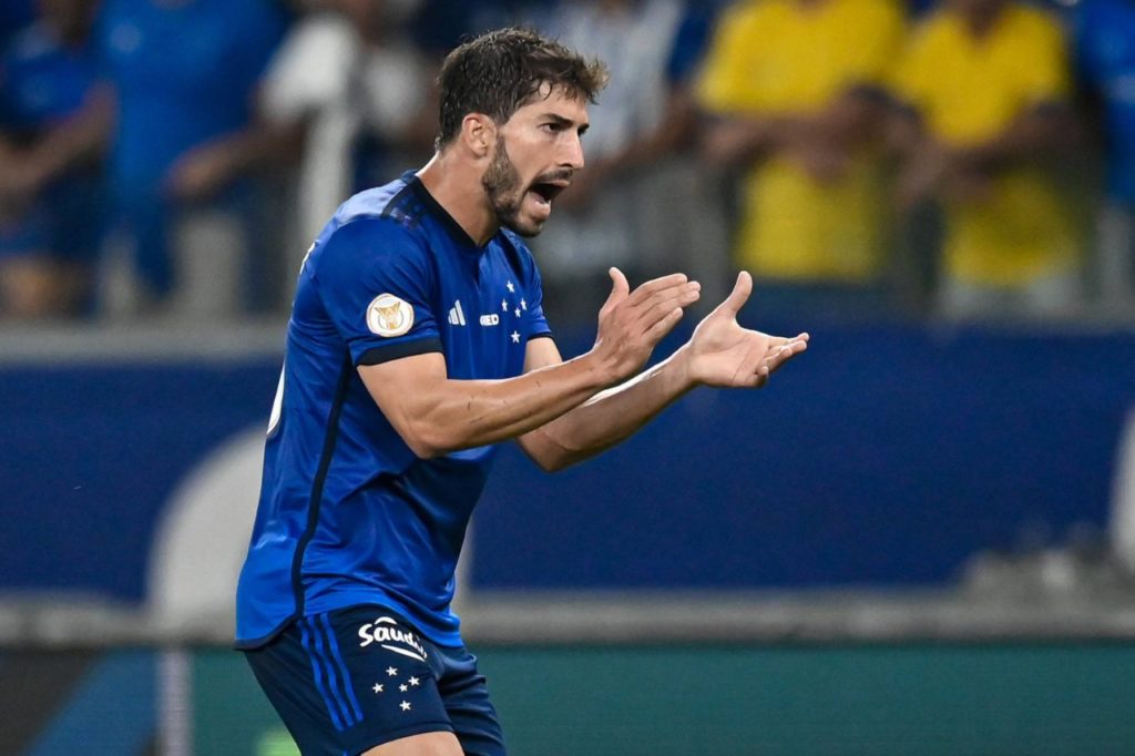 Lucas-Silva-Cruzeiro-jogo-imago1033528283h Lucas Silva do Cruzeiro em ação no Brasileirão