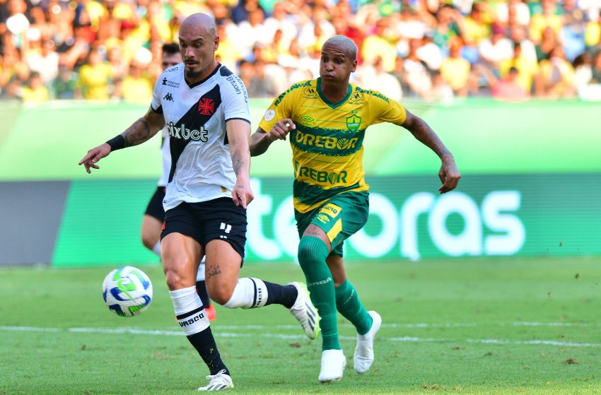 Maicon, do Vasco, e Deyverson, do Cuiabá, em jogo do Brasileirão