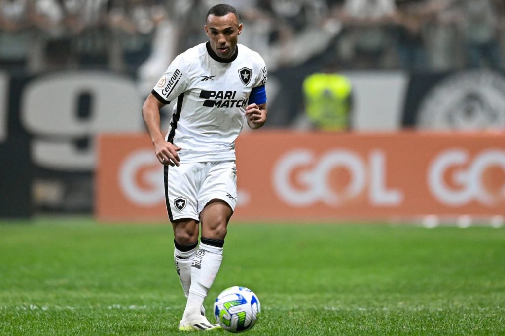 Marçal-Botafogo-jogo-imago1034468743h Lateral Marçal jogando pelo Botafogo no Brasileirão