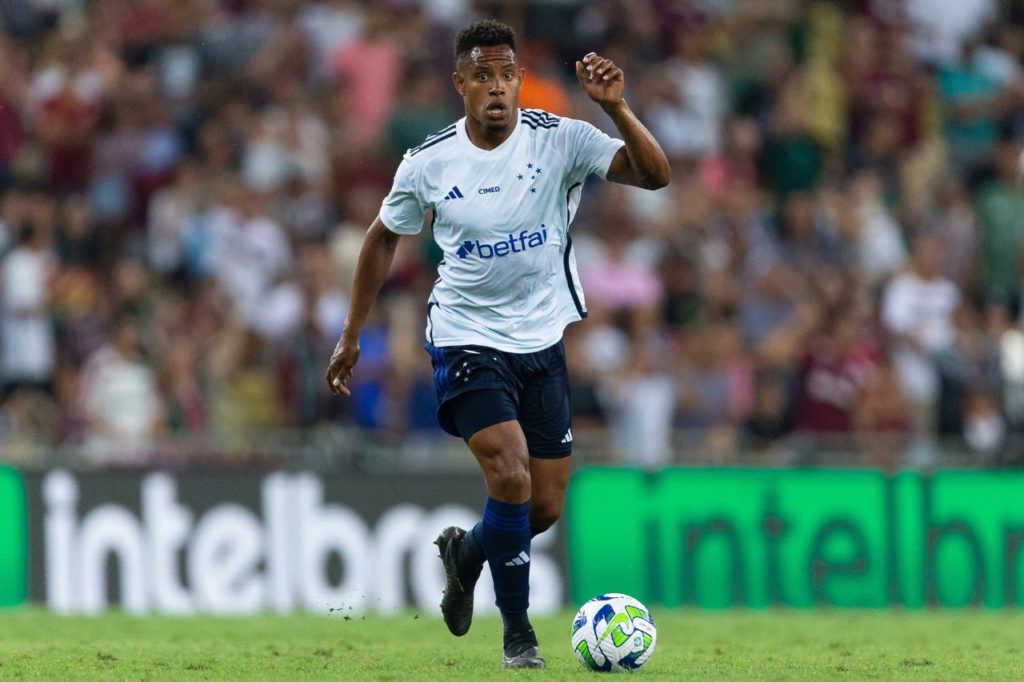 Matheus-Jussa-Cruzeiro-jogo-imago1034627416h Meio-campista Matheus Jussa jogando pelo Cruzeiro no Brasileirão