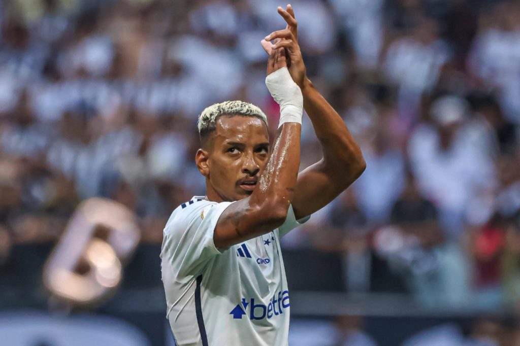 Matheus-Pereira-Cruzeiro-jogo-imago1036087403h Meia Matheus Pereira do Cruzeiro aplaude a torcida