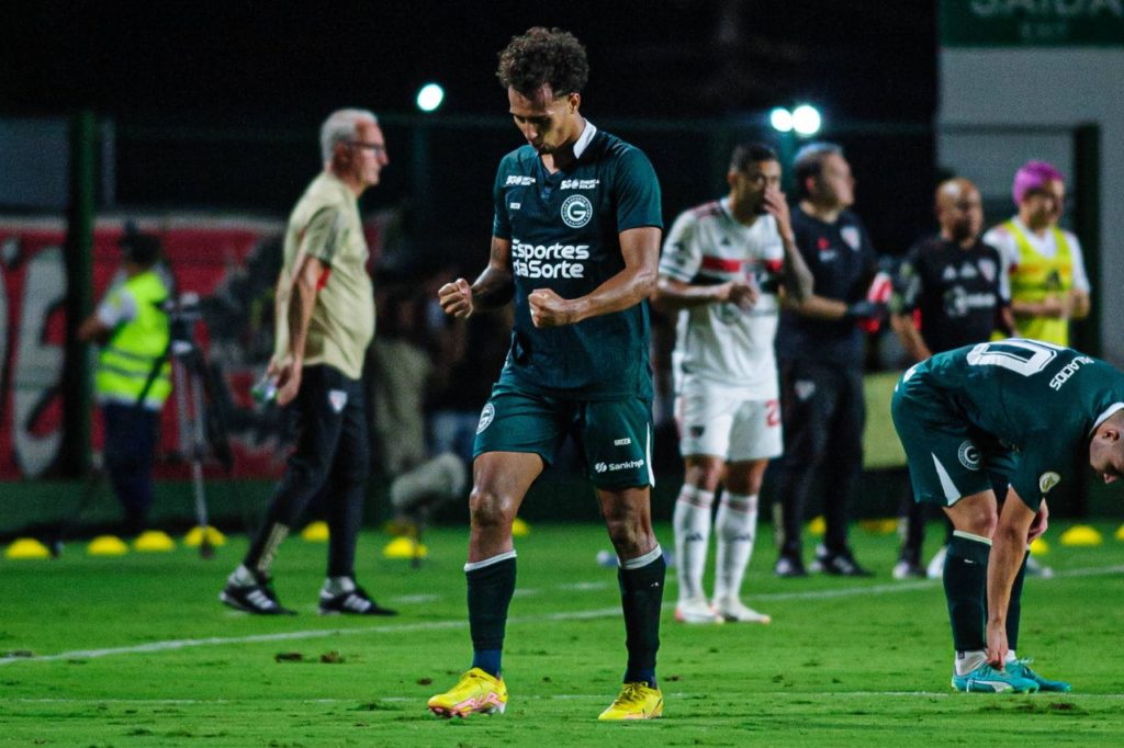Morelli-Goiás-jogo-imago1035868521h Meia Morelli jogando pelo Goiás no Brasileirão