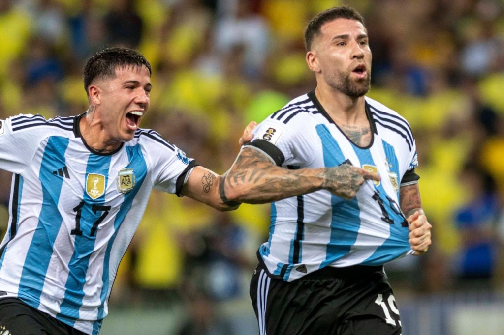 Zagueiro Otamendi comemorando gol pela Argentina na vitória em cima do Brasil pelas Eliminatórias