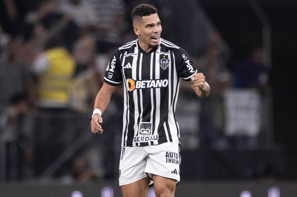 Paulinho-Atlético-MG-jogo-imago1036779519h Atacante Paulinho em ação pelo Atlético-MG no Brasileirão