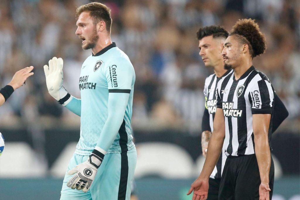 Perri-Adryelson-Botafogo-jogo-imago1033203047h Goleiro Lucas Perri e o zagueiro Adryelson em jogo do Botafogo