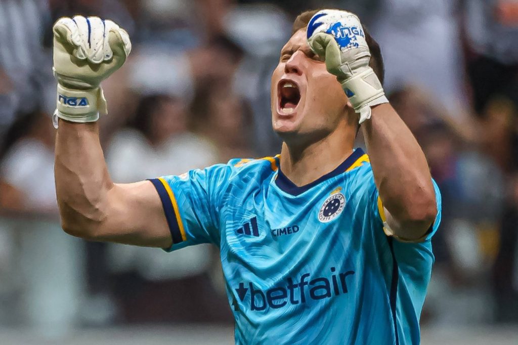Rafael-Cabral-goleiro-Cruzeiro-jogo-imago1036088262h Goleiro Rafael Cabral comemorando vitória do Cruzeiro no Brasileirão
