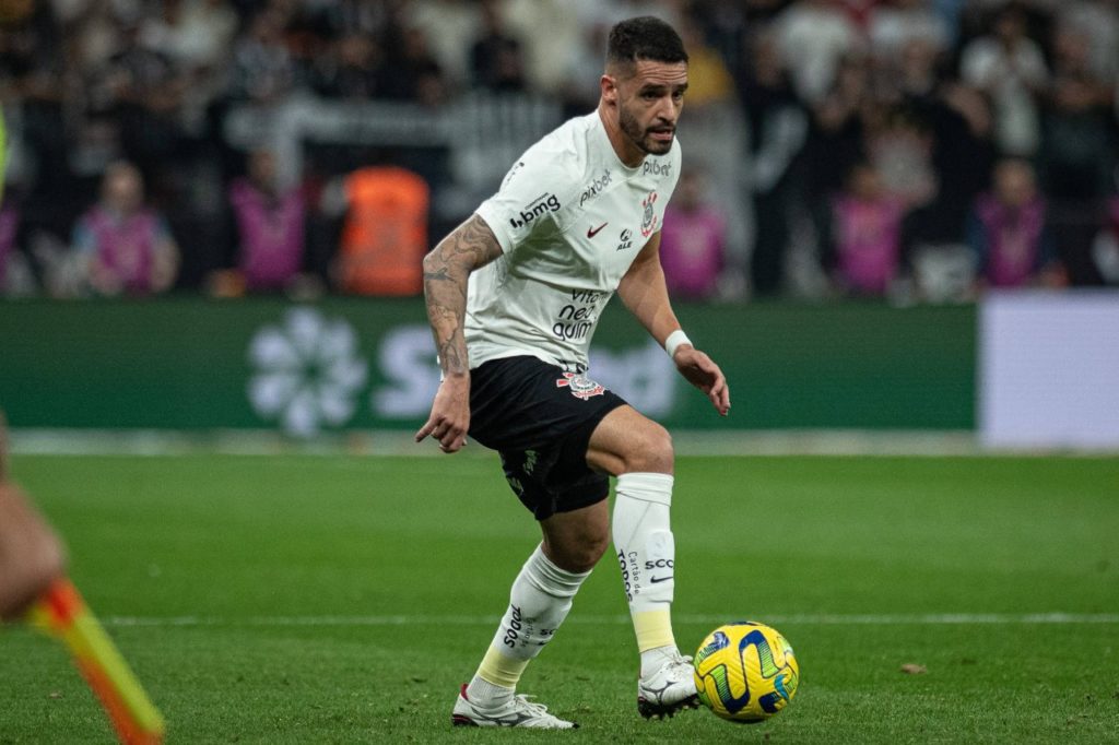 Renato-Augusto-Corinthians-jogo-imago1032509907h Renato Augusto do Corinthians com a bola dominada em jogo do Brasileirão