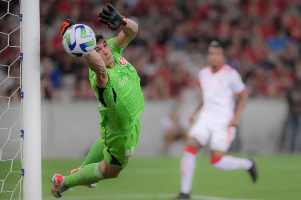 Rochet-goleiro-Inter-imago-1034638729h Goleiro Rochet fazendo defesa em jogo do Inter