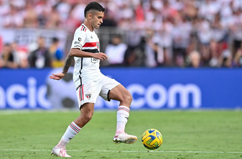 O meia Rodrigo Nestor sofre lesão no joelho esquerdo e só volta a jogar pelo São Paulo em 2024 (©Imago Images / Action Plus)